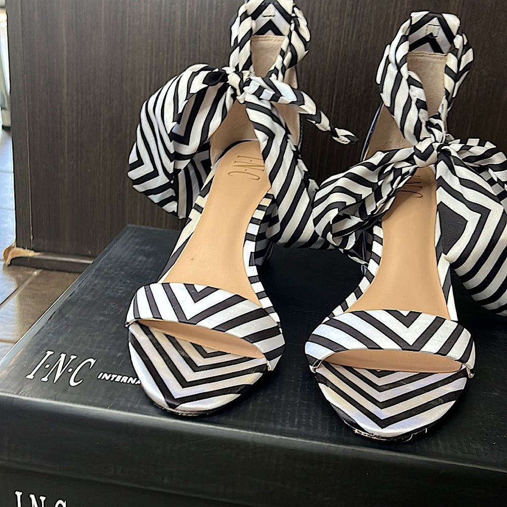 I.N.C size 8 striped heels